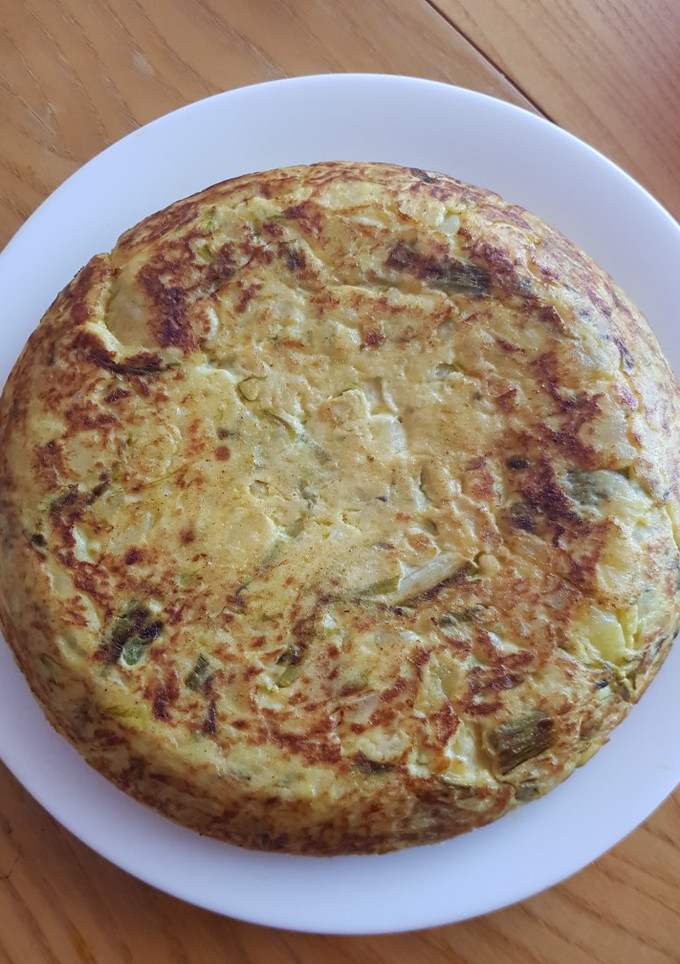 Una foto de Tortilla de patatas con espárragos verdes