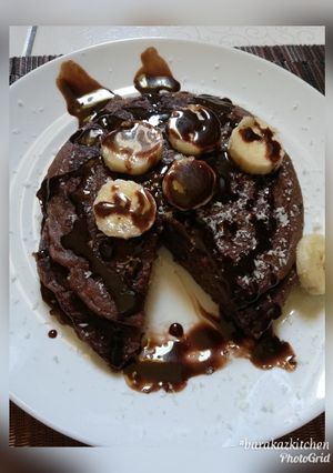 A picture of Chocolate banana pancakes #chocolatebakingcontest.