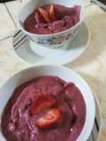 Helado de frutilla, frutos rojos y bananas