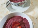 Helado de frutilla, frutos rojos y bananas