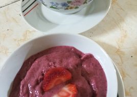 Helado de frutilla, frutos rojos y bananas