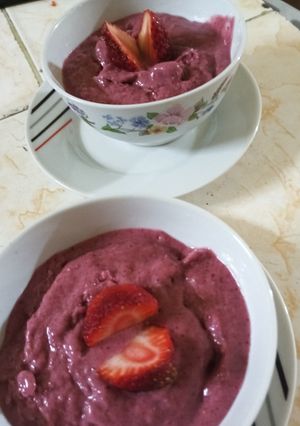 Una foto de Helado de frutilla, frutos rojos y bananas