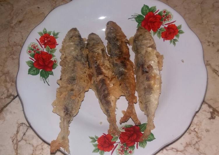 Ikan pindang goreng balut tepung