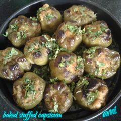 A picture of Oven baked stuffed capsicum.