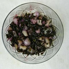 A picture of Sengree allu (onion beans).