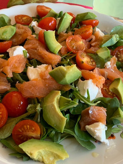 Una foto de Ensalada de salmón