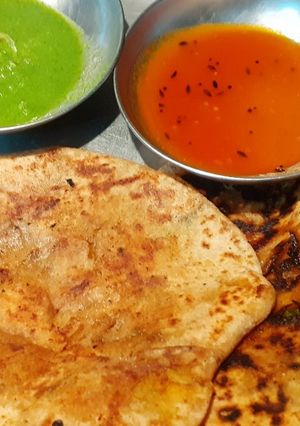 बटर आलू पराठा टमाटर की हरी चटनी रेसिपी मुख्य फोटो