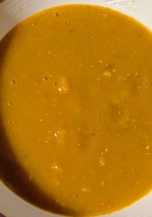 A picture of Spicy carrot and lentil soup.