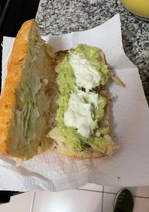 Una foto de Pan con pollo y palta