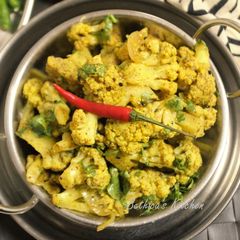 A picture of Shorshe Phulkophi (Mustard Cauliflower Curry - Bengali Style).