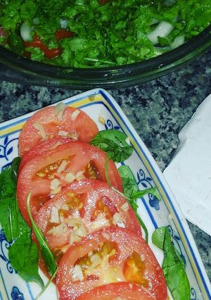 Una foto de Tomates al ajillo con rúcula