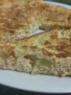 Una foto de Tortilla de atún y calabacín