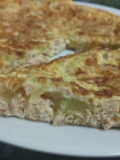 Una foto de Tortilla de atún y calabacín