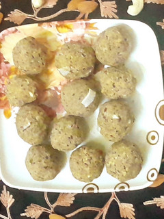 आटा अलसी गुड़ के लड्डू(Aata alsi ke laddu recipe in Hindi) रेसिपी मुख्य फोटो