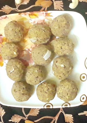 आटा अलसी गुड़ के लड्डू(Aata alsi ke laddu recipe in Hindi) रेसिपी मुख्य फोटो