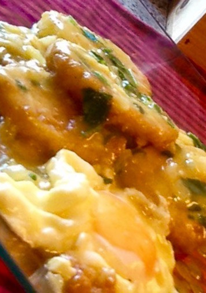 Una foto de Patatas en salsa verde con huevo escalfado
