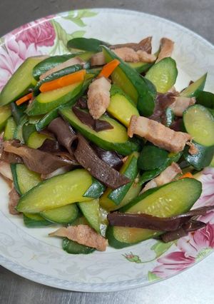 〔在家也能做〕豬肉快炒小黃瓜 的食譜成品照片
