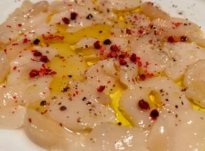 Une photo de Carpaccio de Saint-Jacques