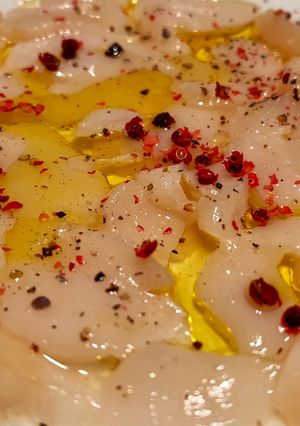 Une photo de Carpaccio de Saint-Jacques