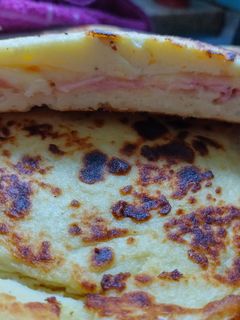 Una foto de Tortilla de puré rellena