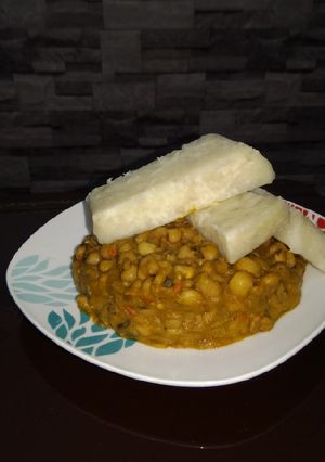 A picture of Pressured beans and boiled yam.