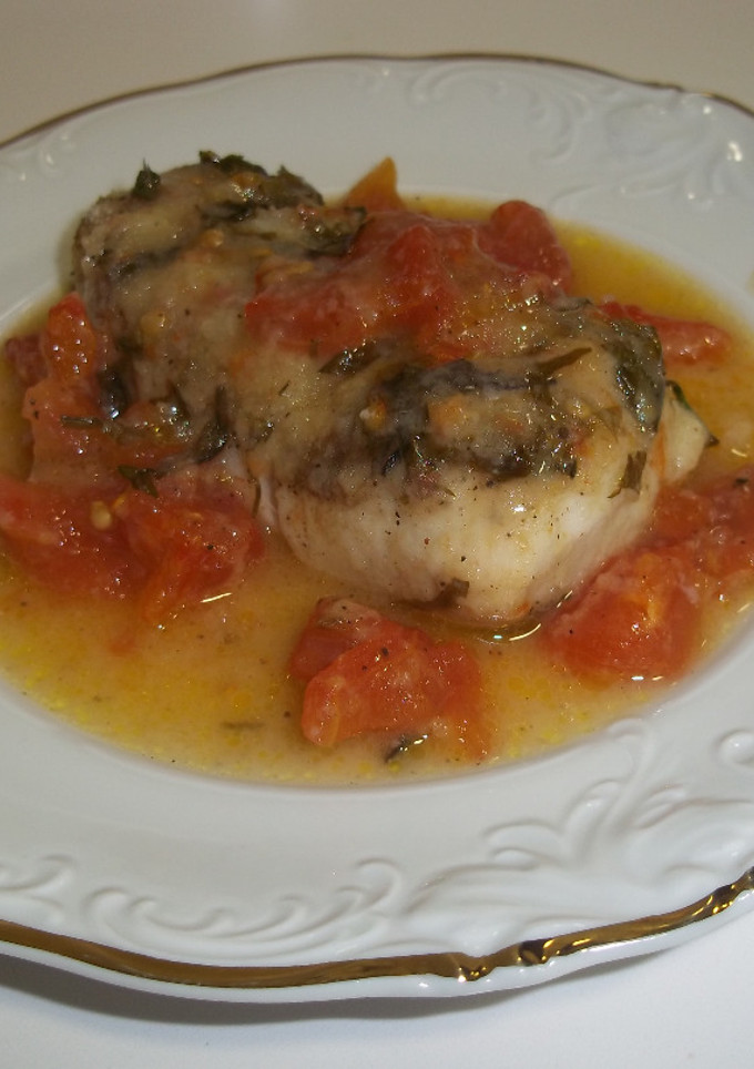 Una foto de Merluza con toques de clavo y pimienta al horno