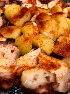 Una foto de Pulpo a feira con ajo laminado