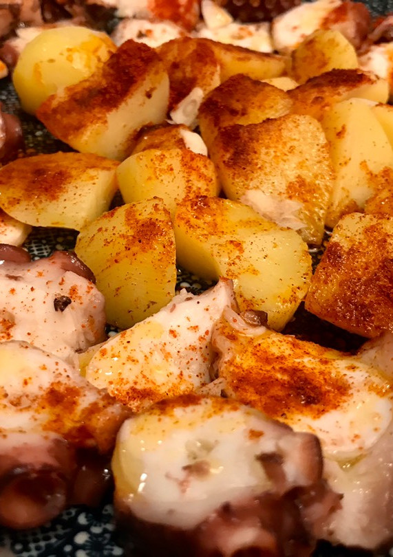 Una foto de Pulpo a feira con ajo laminado