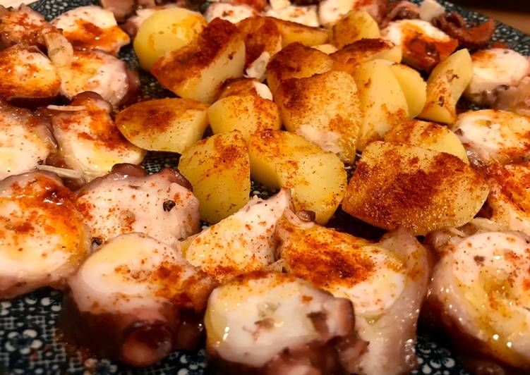 Pulpo a feira con ajo laminado