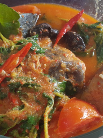 Bagaimana Menyiapkan Ikan tongkol asam pedas yang Enak