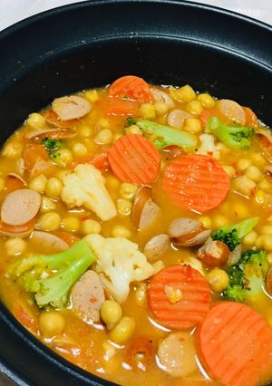 Una foto de Guiso de Garbanzos con Salchichas y vegetales !🥘
