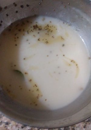 A picture of Sweet and sour white sauce.