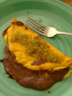 Una foto de Omelette relleno de frijoles refritos.ॐ