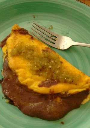 Una foto de Omelette relleno de frijoles refritos.ॐ