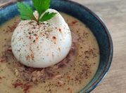 Une photo de burrata courgettes