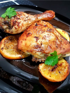 Una foto de Muslos de pollo asados con naranja y vino de jerez