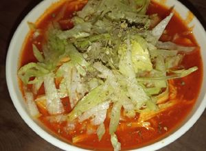 Una foto de Pozole rojo de pollo con estilo y sabor