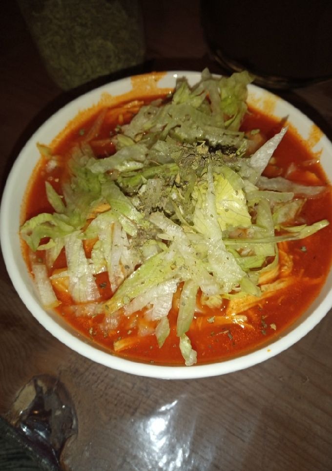 Una foto de Pozole rojo de pollo con estilo y sabor