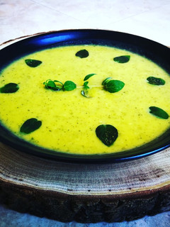 Una foto de Crema de calabacín y calabaza - veggie🎃