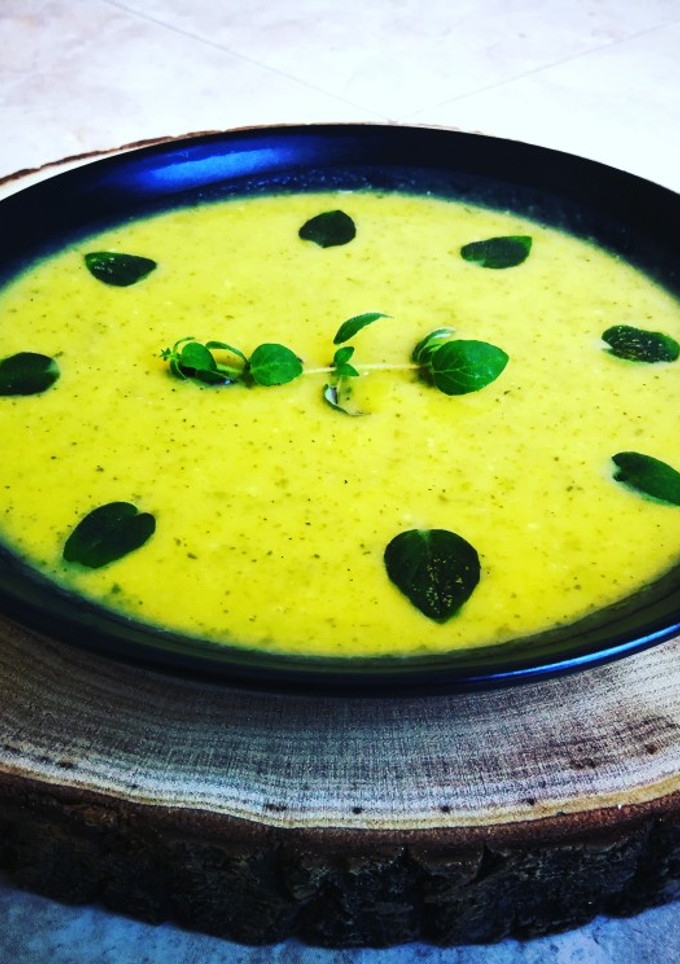 Una foto de Crema de calabacín y calabaza - veggie🎃
