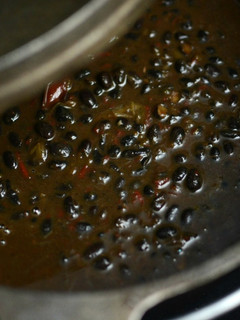 Una foto de Alubias negras preparadas en cacerola de hierro
