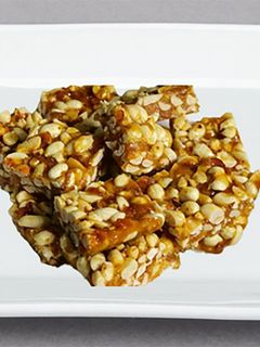 வேர்க்கடலை பர்பி, விரத(peanut chikki recipe in tamil) செய்முறை முக்கிய புகைப்படம்