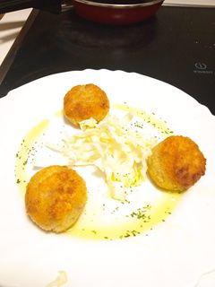 Una foto de Bombas de croqueta con carrillada y jamón ibérico de bellota😜😋