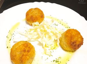 Una foto de Bombas de croqueta con carrillada y jamón ibérico de bellota😜😋