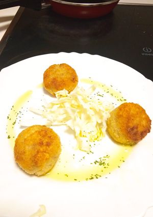 Una foto de Bombas de croqueta con carrillada y jamón ibérico de bellota😜😋