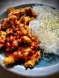Crispy hot chicken con noodles de arroz