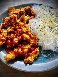 Una foto de Crispy hot chicken con noodles de arroz