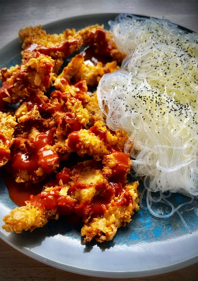 Una foto de Crispy hot chicken con noodles de arroz