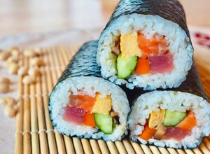 Una foto de Rollo de sushi de la fortuna, ehomaki (恵方巻き) / Comida japonesa