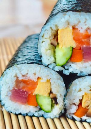 Una foto de Rollo de sushi de la fortuna, ehomaki (恵方巻き) / Comida japonesa